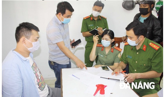 Công an lấy lời khai nghi phạm Tiểu Qúy Bình (ngồi ngoài bên trái)