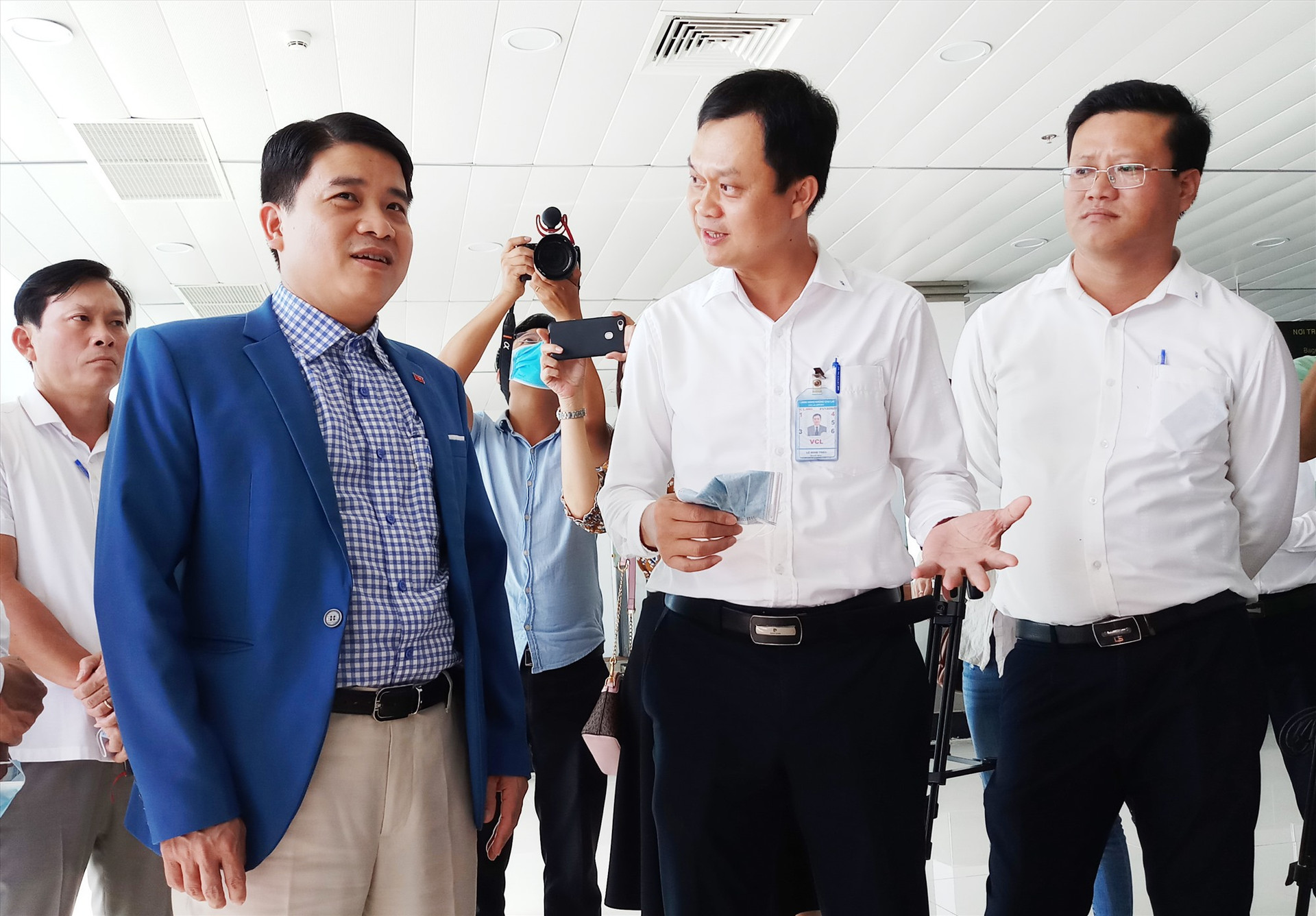Phó Chủ tịch UBND tỉnh Trần Vân Tân khảo sát công tác phòng chống dịch bệnh tại khu vực sân bay Chu Lai - Núi Thành. Ảnh: ALĂNG NGƯỚC