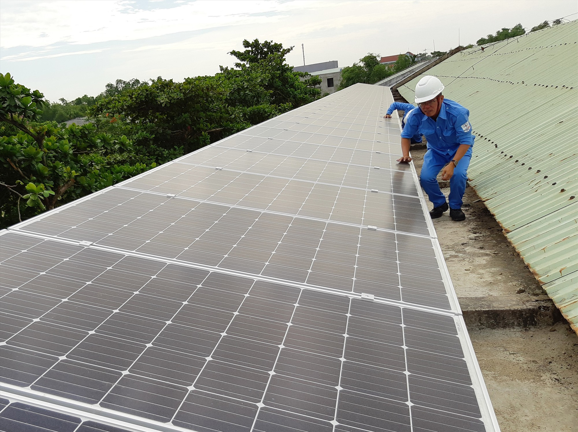 Hệ thống điện mặt trời mái nhà được Công ty Điện lực triển khai ở nhiều địa phương. Ảnh: H.LIÊN