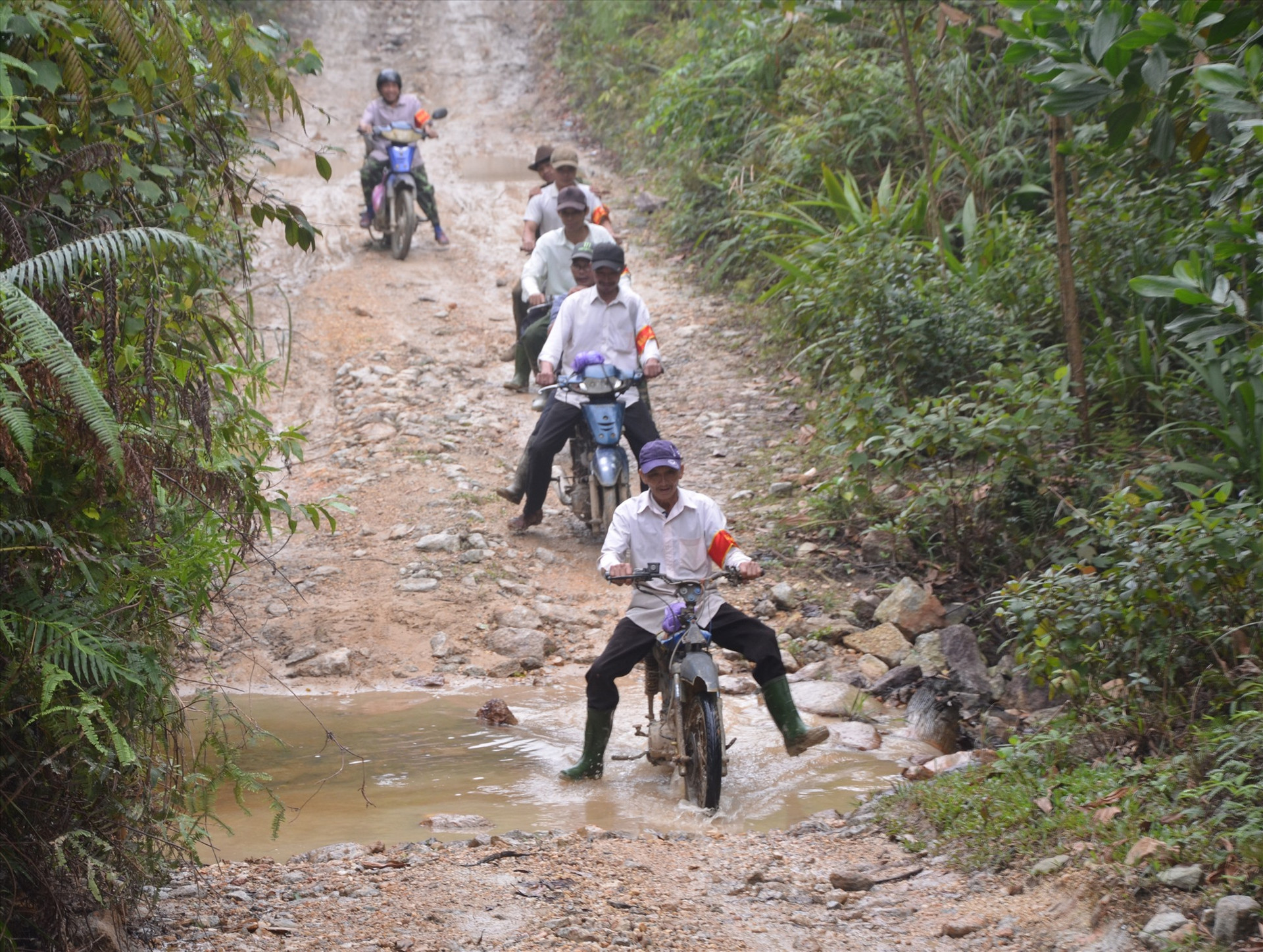 Cộng đồng làng ở xã Sông Kôn (Đông Giang) tuần tra rừng trong khu vực giao khoán bảo vệ. Ảnh: T.N