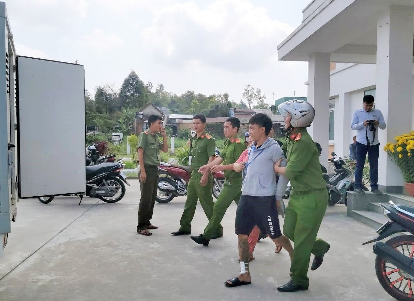 Lực lượng công an đã bắt giữ đối tượng Nguyễn Chí Cường. Ảnh: T.T