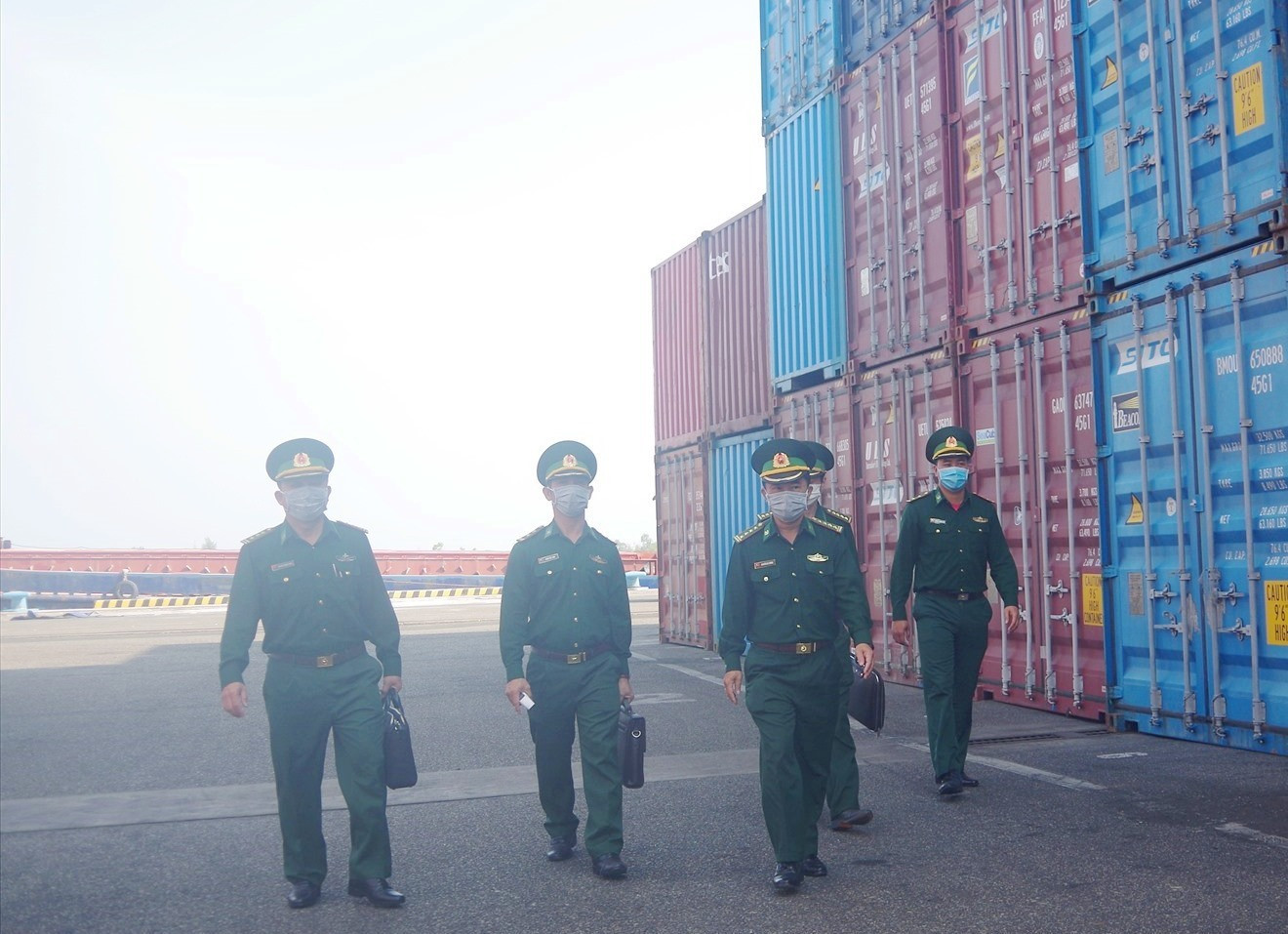 Đại tá Nguyễn Bá Thông – Chỉ huy trưởng BĐBP tỉnh kiểm tra công tác chống dịch tại Trạm Kiểm soát biên phòng Tam Hiệp