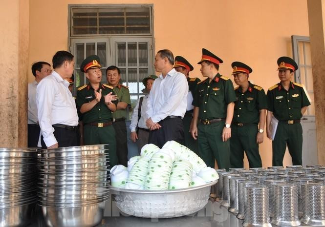 Bí thư Thành ủy Đà Nẵng Trương Quang Nghĩa (ngoài cùng bên phải) nghe BCH Quân sự thành phố báo cáo công tác chuẩn bị tiếp nhận 250 công dân Việt Nam trở về