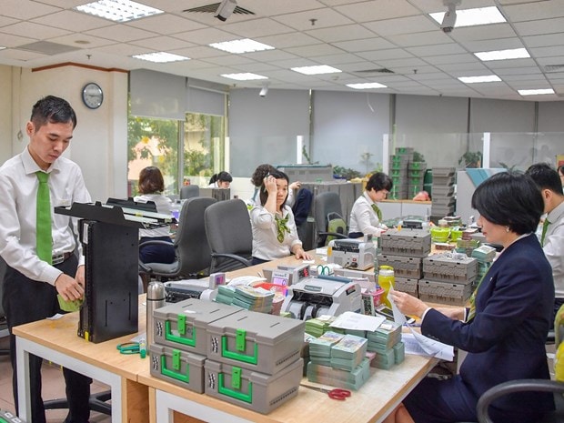 Đẩy mạnh tiền mới vào lưu thông. (Ảnh: CTV/Vietnam+)