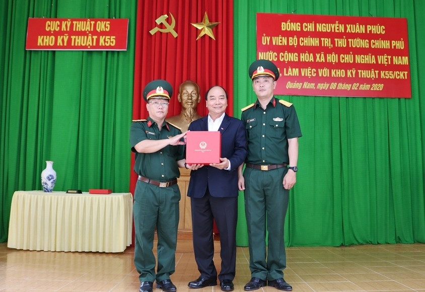 3. Thủ tướng Nguyễn Xuân Phúc tặng quà lưu niệm cho CB, CS, nhân viên Kho Kỹ thuật K55