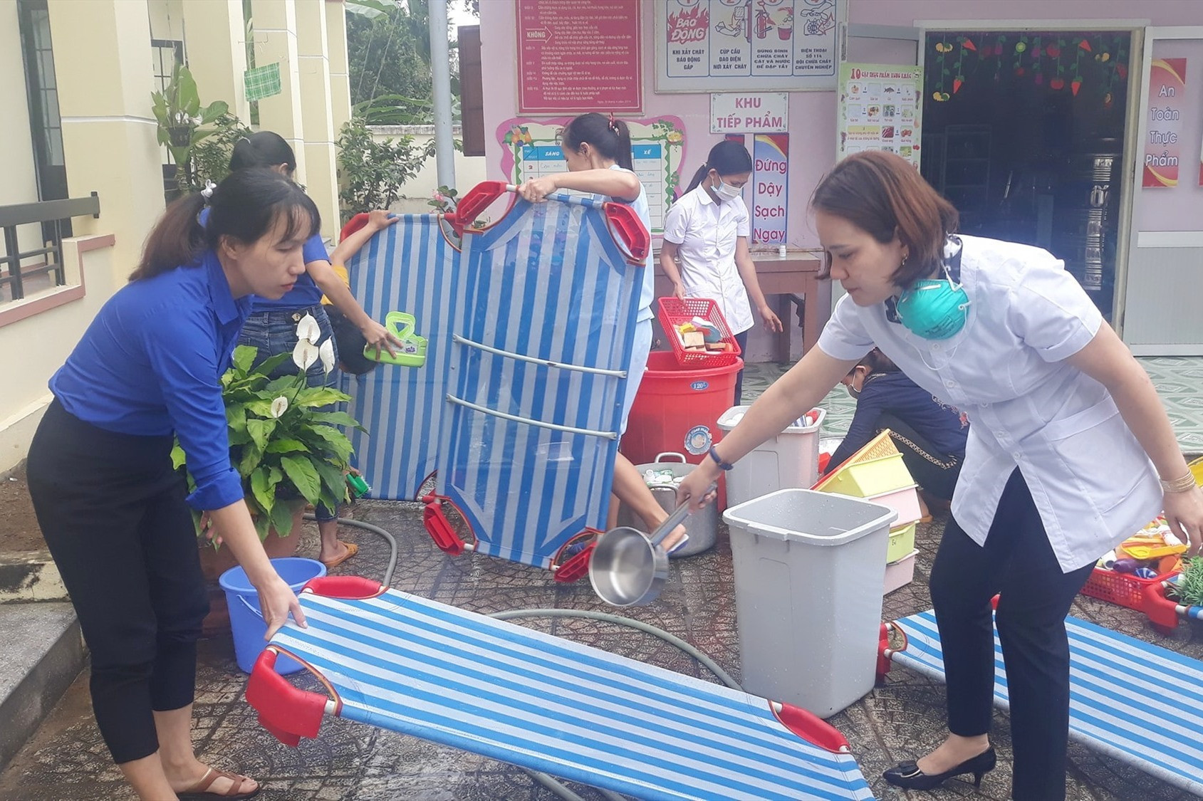 Thanh niên Đoàn xã Hiệp Thuận tham gia dọn vệ sinh, khử khuẩn tại trường mẫu giáo Hoa Anh Đào.
