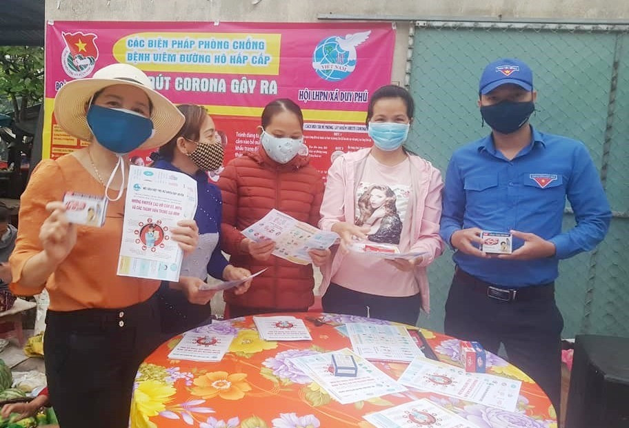 Thanh niên Đoàn xã Duy Phú phối hợp cùng Hội LHPN xã trực tiếp phát tờ rơi và 250 cục xà phòng nhằm giúp mọi người giữ vệ sinh cá nhân.