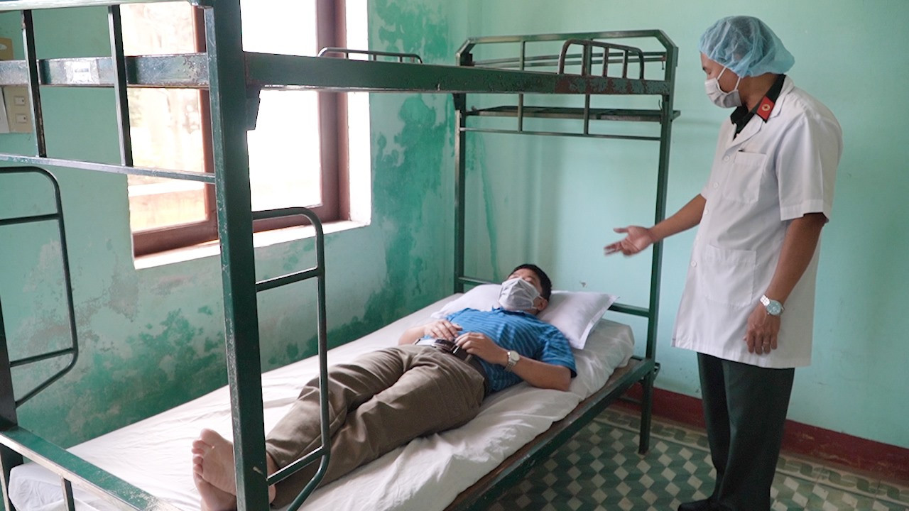 Công dân nghi nhiễm vi rút corona hoặc các bệnh nguy cấp khác được ở phòng chờ tạm trước khi đến bệnh viện. Ảnh: PHAN VINH