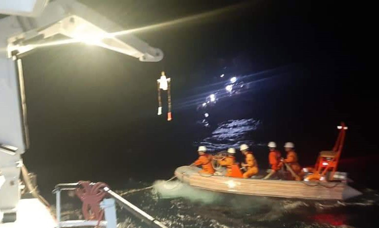 Đội cứu hộ tiếp cận tàu cá QNa 90037 TS giữa biển.