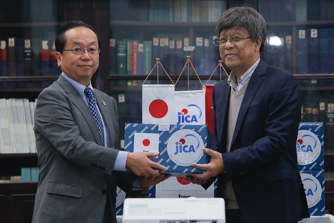 Chief Representative of JICA Vietnam Office Konaka Tetsuo (L) and Director of NIHE Dang Duc Anh