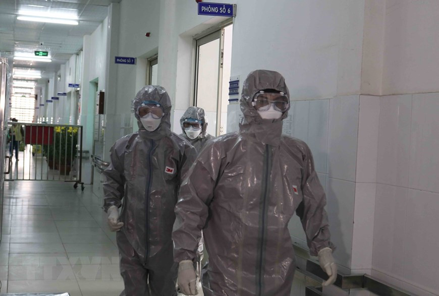 Các bác sỹ Bệnh viện Chợ Rẫy Thành phố Hồ Chí Minh mặc trang phục bảo hộ trước khi vào khu vực cách ly bệnh nhân. (Ảnh: Đinh Hằng/TTXVN)