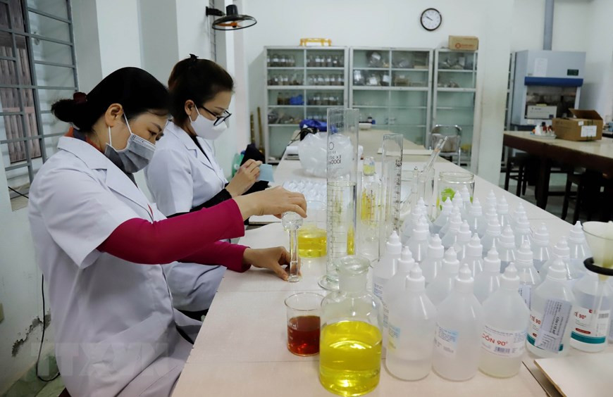 Cán bộ, giảng viên khoa Dược, Trường đại học Y - Dược Thái Nguyên, pha chế nước rửa tay sát trùng. (Ảnh: Hoàng Nguyên/TTXVN)