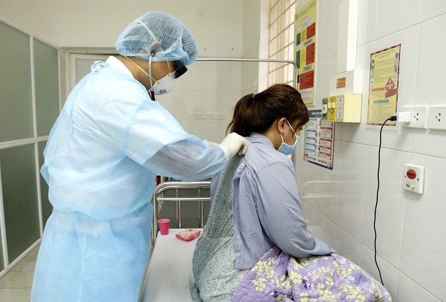 Bác sỹ Bệnh viện Đa khoa Đống Đa - bệnh viện đầu ngành về truyền nhiễm của Thủ đô, tiếp nhận các ca nghi nhiễm nCoV từ các bệnh viện tuyến dưới chuyển đến để cách ly, theo dõi. (Ảnh: Dương Ngọc/TTXVN)