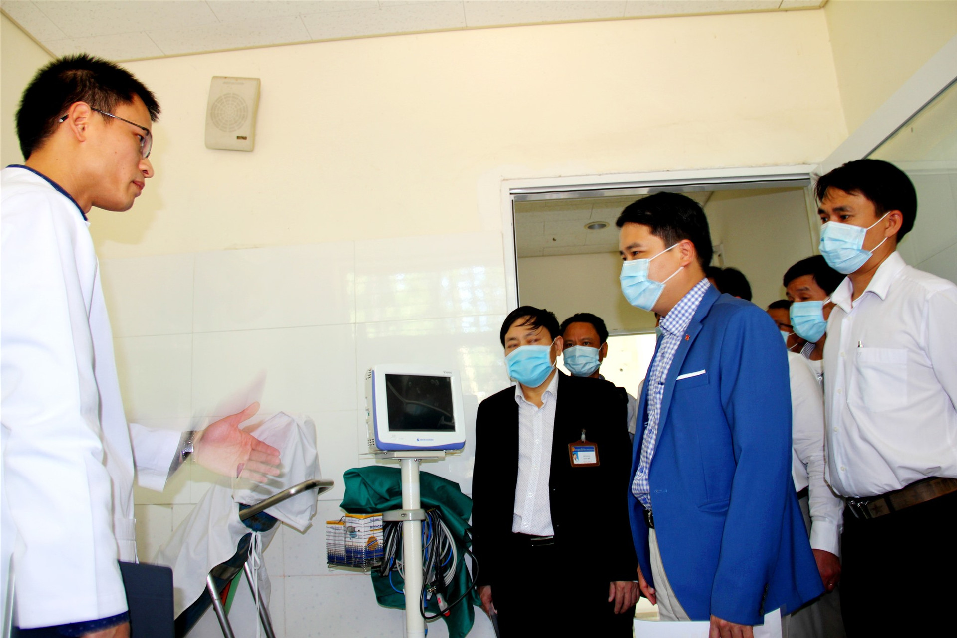 Lãnh đạo tỉnh kiểm tra điều kiện phòng cách ly bệnh nhân tại Bệnh viện Đa khoa Trung ương Quảng Nam. Ảnh: ALĂNG NGƯỚC