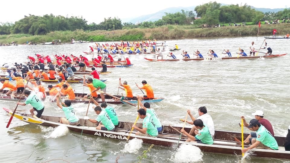 Lễ hội đua ghe truyền thống do huyện Đại Lộc tổ chức bài bản, thu hút sự hưởng ứng của cộng đồng. Ảnh: H.L