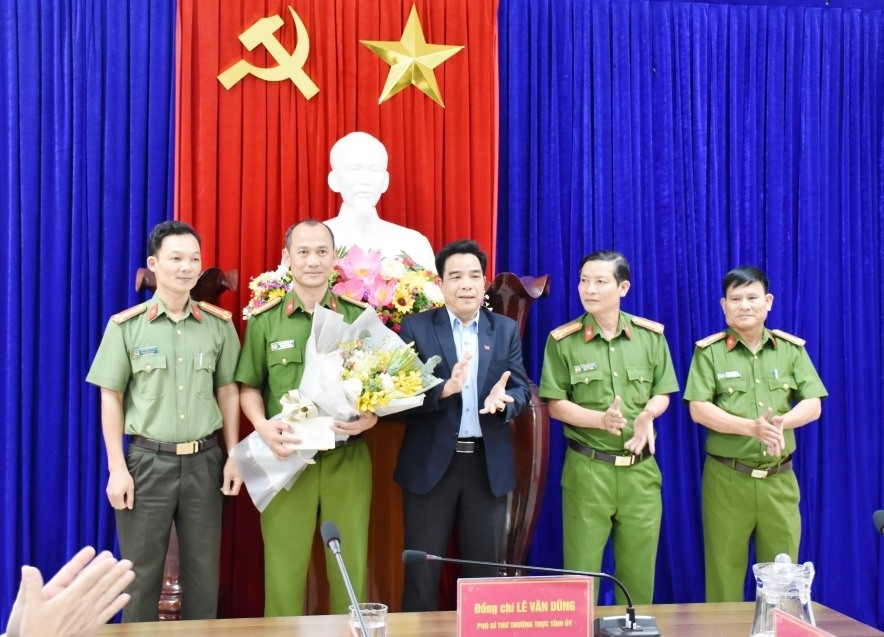 Phó Bí thư thường trực Tỉnh ủy Quảng Nam thưởng nóng Ban chuyên án Công an tỉnh.