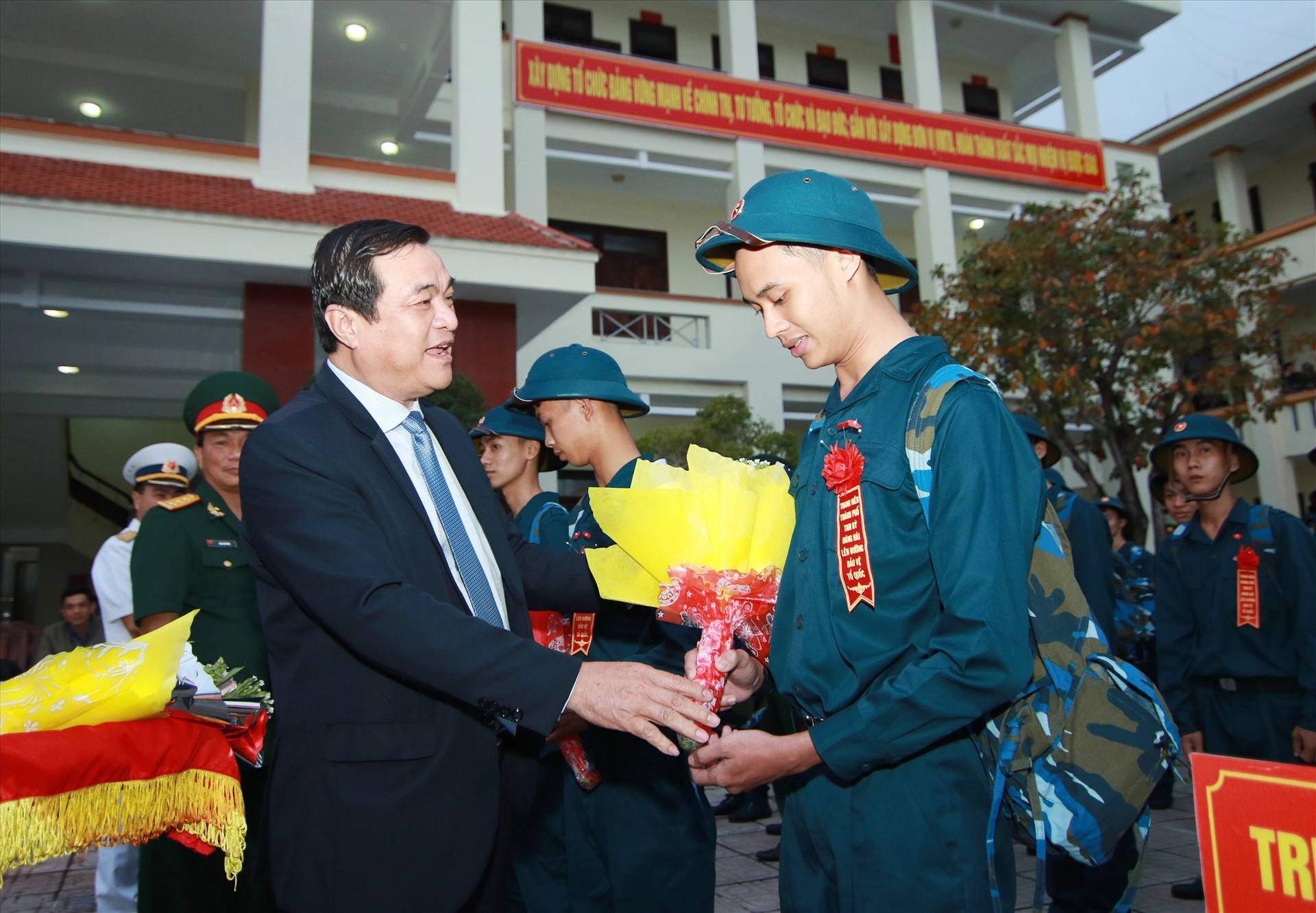 Bí thư Tỉnh ủy Phan Việt Cường tặng hoa, gởi lời chúc các tân binh luôn hoàn thành xuất sắc nhiệm vụ.