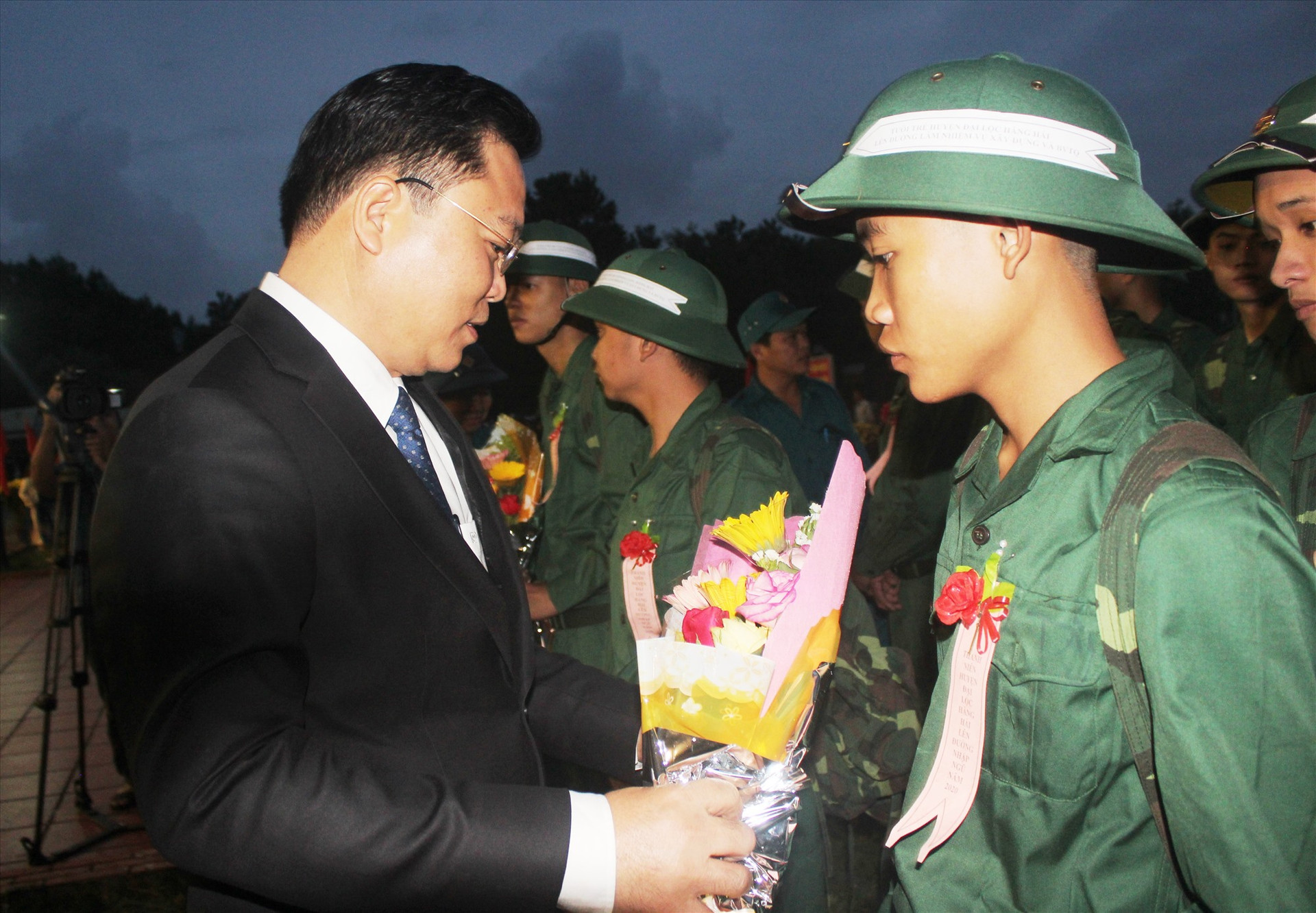Chủ tịch UBND tỉnh Lê Trí Thanh tham dự lễ giao nhận quân tại huyện Đại Lộc.