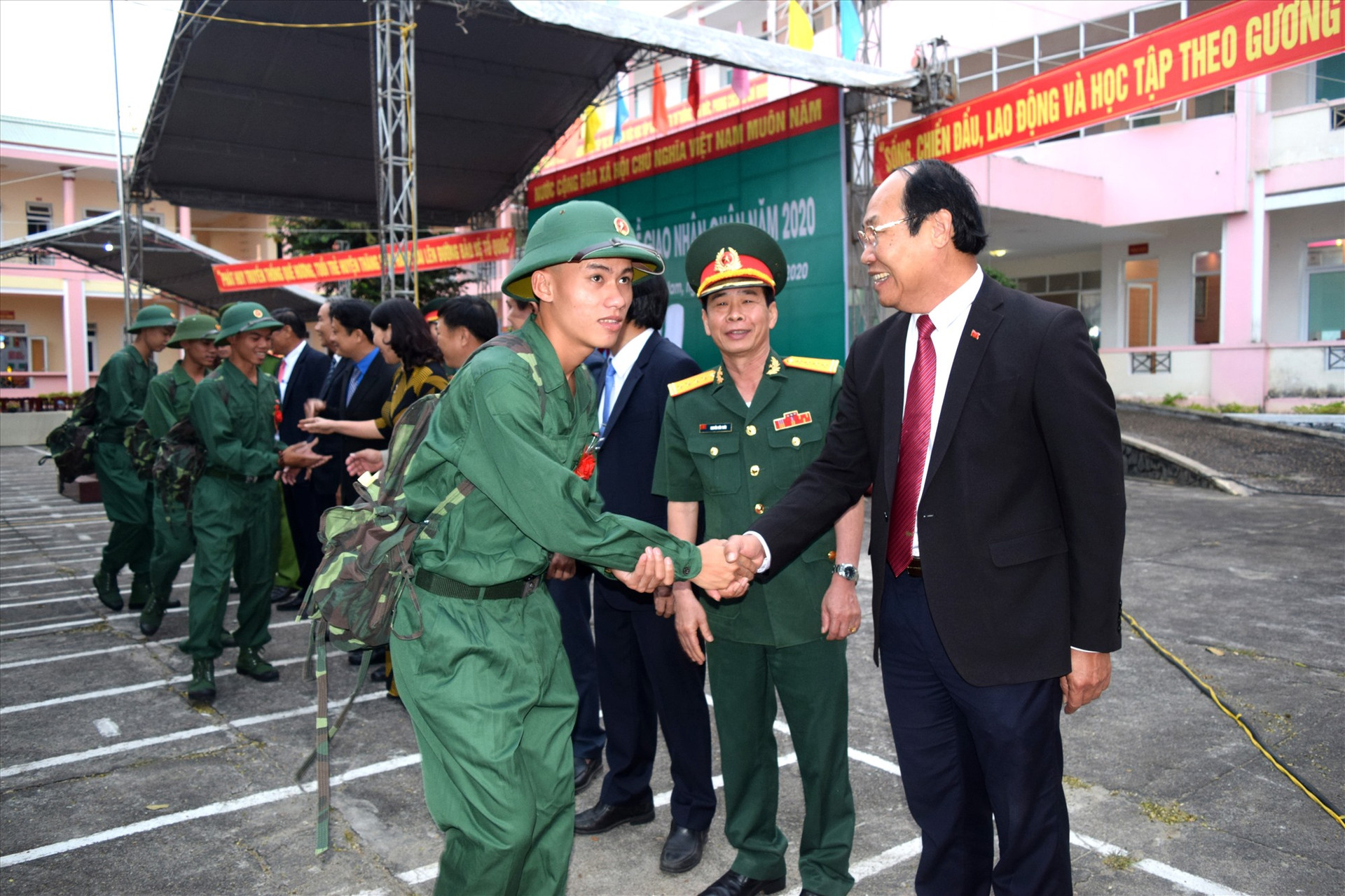 Đồng chí Võ Xuân Ca - Trưởng Ban Dân vận Tỉnh ủy, Chủ tịch Uỷ ban MTTQ Việt Nam tỉnh bắt tay động viên thanh niên.