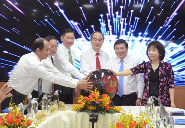 Bí thư Thành ủy TP.HCM Nguyễn Thiện Nhân, Chủ tịch UBND TP.HCM Nguyễn Thành Phong cùng các đại biểu thực hiện nghi thức bấm nút vận hành mô hình thí điểm Trung tâm điều hành y tế thông minh. (Nguồn: hcmcpv.org.vn)