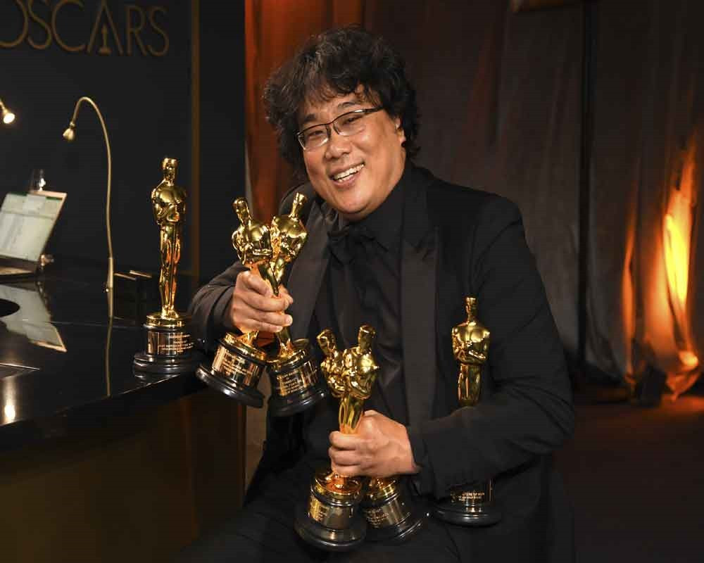 Đạo diễn Bong Joon-ho cùng những tượng vàng Oscar danh giá.