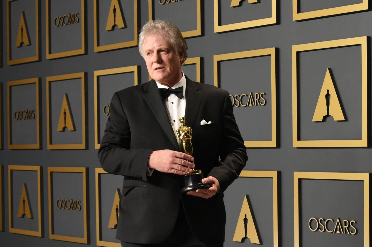 Kỹ sư âm thanh Donald Sylvester nhận tượng vàng cho Biên tập âm thanh xuất sắc nhất tại Oscar 2020 với phim Ford v Ferrari.