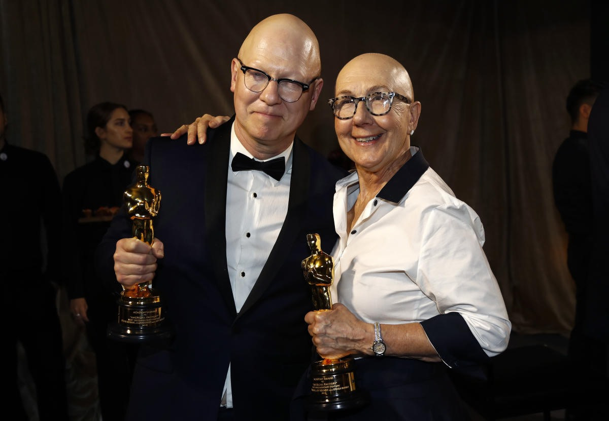Đạo diễn Julia Reichert and Jeff Reichert cùng trên tay tượng vàng Oscar Phim tài liệu xuất sắc nhất- American Factory