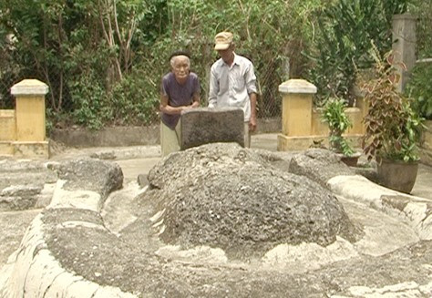 Phần mộ của thương gia Banjiro trong khu vườn của gia đình ông Nguyễn Nước tại thôn Trường Lệ, phường Cẩm Châu, TP. Hội An.