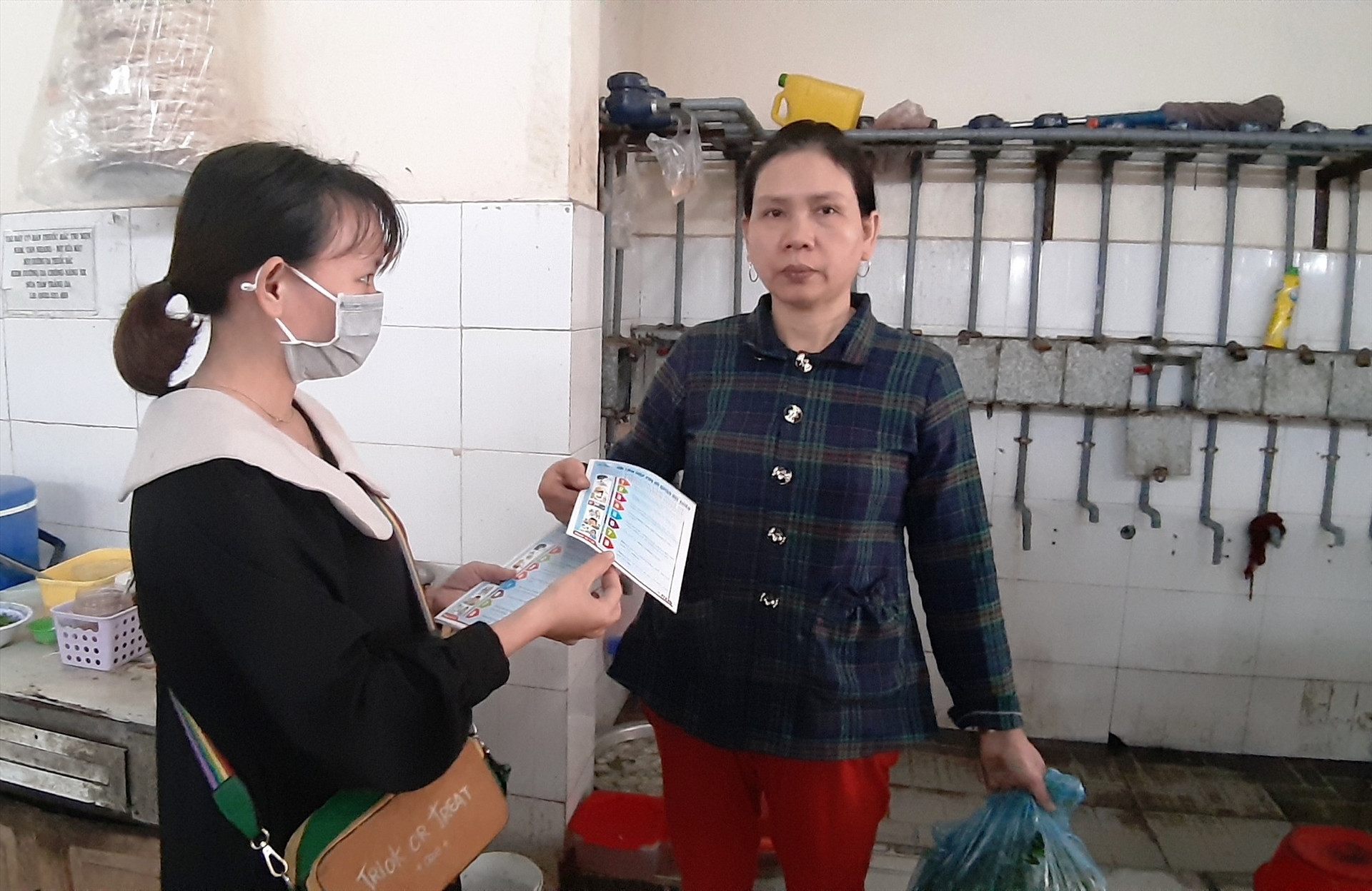 Các cấp hội phụ nữ ở Duy Xuyên đã cấp phát hơn 20.000 tờ rơi hướng dẫn phòng bệnh Corona. Ảnh: H.N