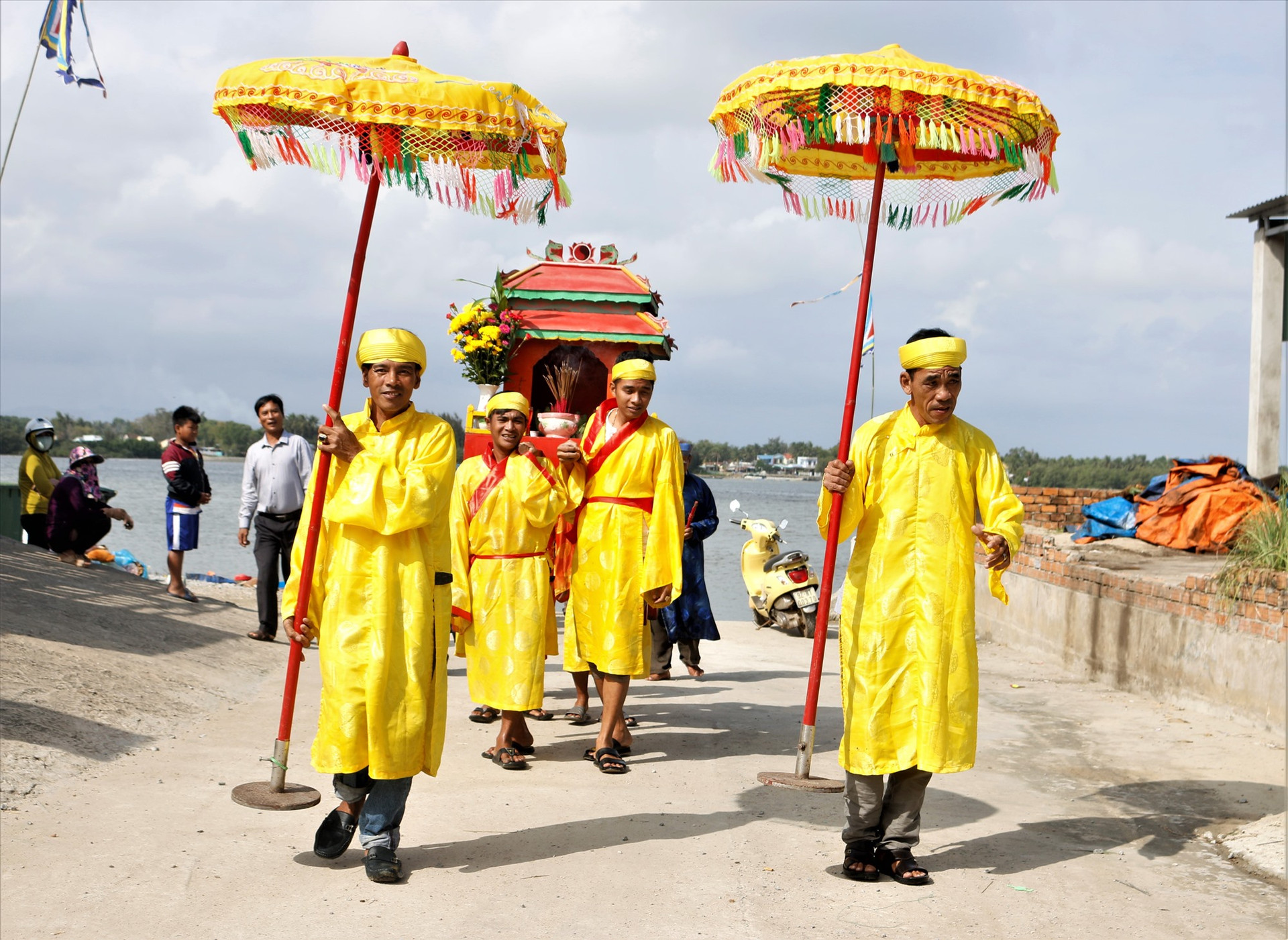 Ngư dân làng Sâm Linh Tây tổ chức rước thần Nam Hải trong lễ cầu ngư đầu năm. Ảnh: HOÀI AN