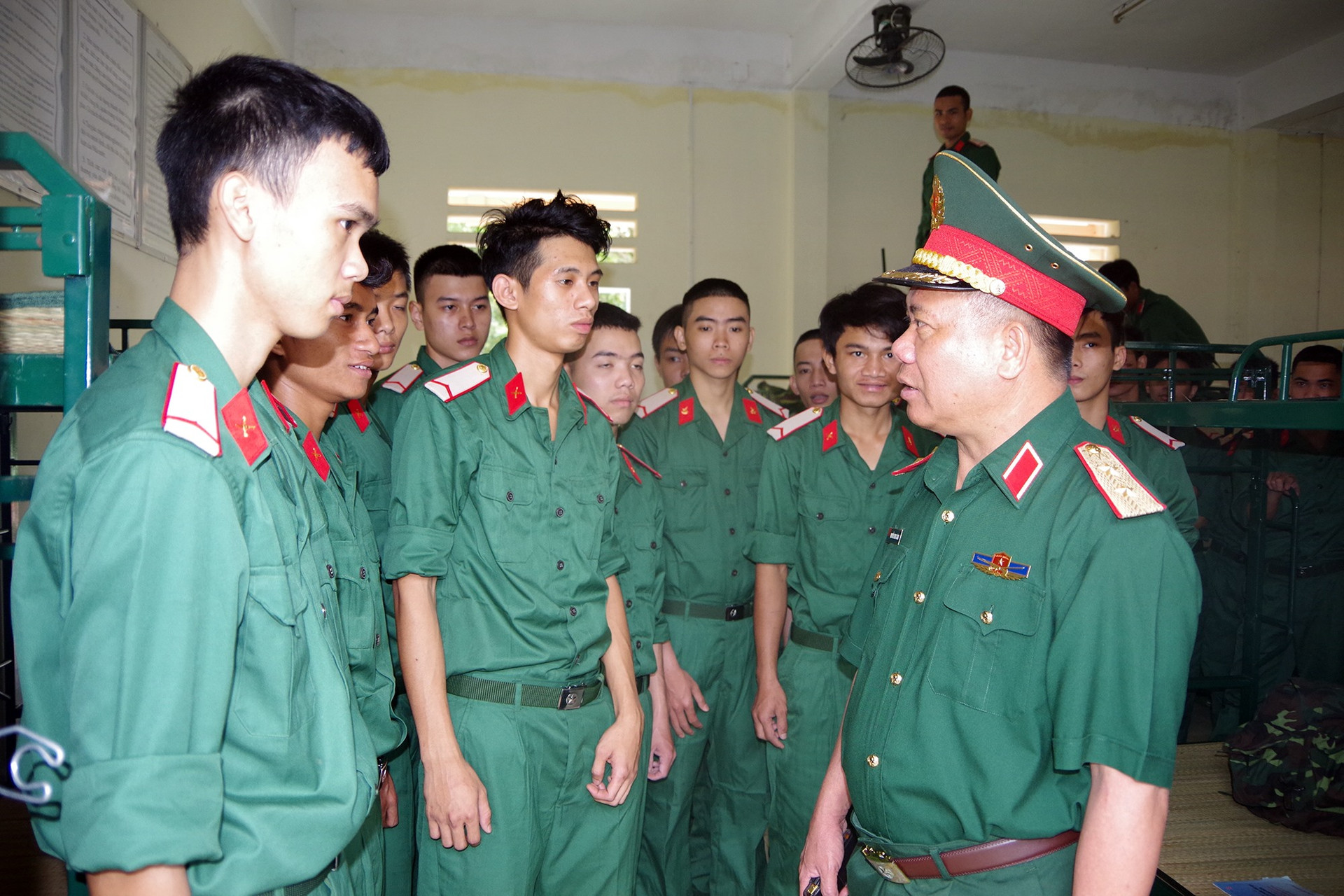 Trung tướng Nguyễn Long Cáng, Tư lệnh Quân khu 5 thăm, động viên chiến sĩ mới nhập ngũ năm 2020.
