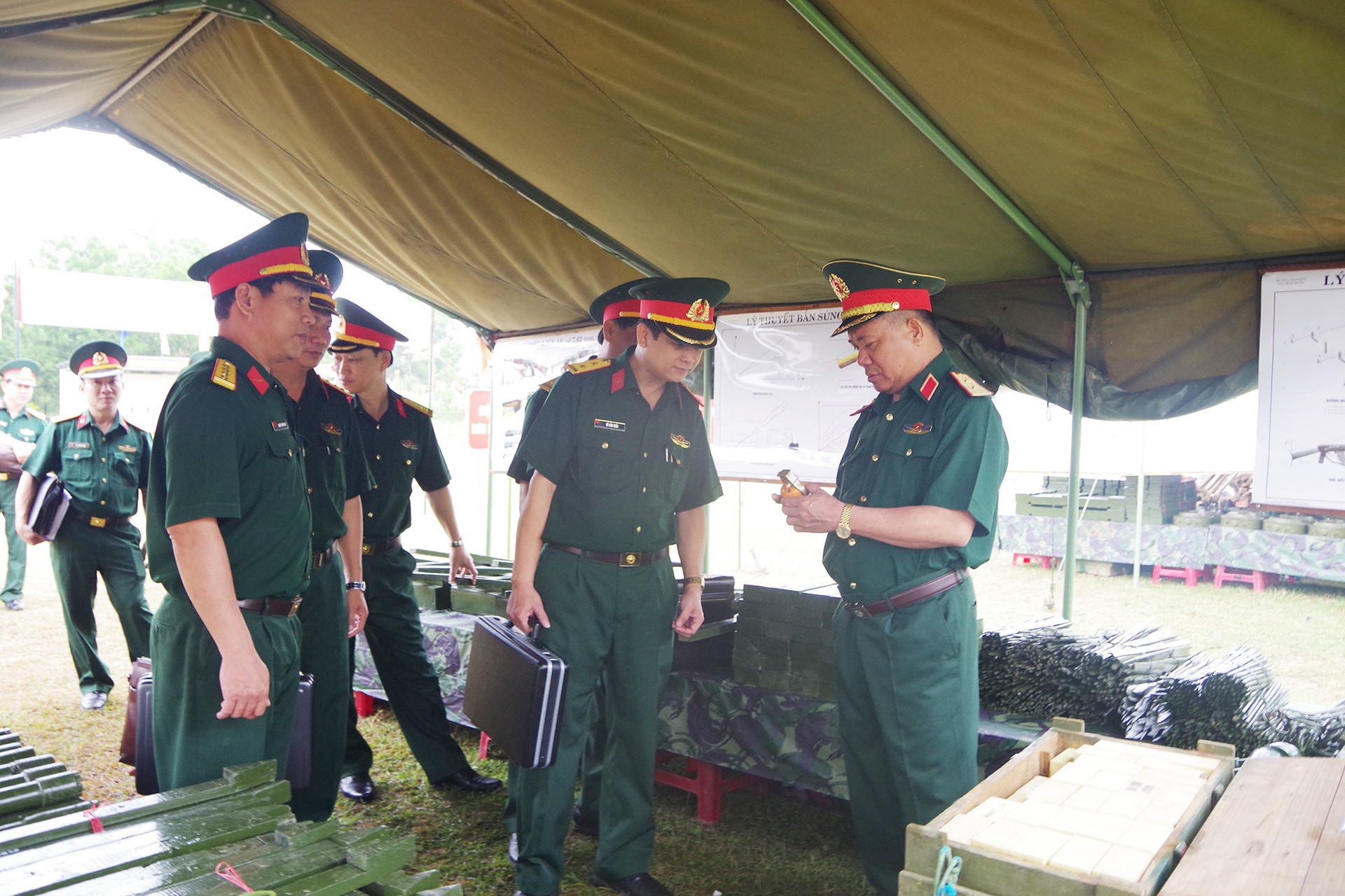 Trung tướng Nguyễn Long Cáng, Tư lệnh Quân khu 5 kiểm tra mô hình học cụ phục vụ huấn luyện năm 2020.