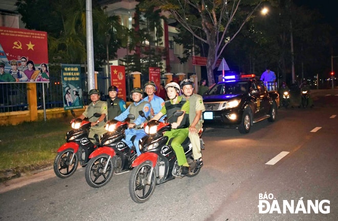 Lực lượng dân phòng kiểm tra an ninh trật tự trên địa bàn quận. Ảnh: MAI QUẾ