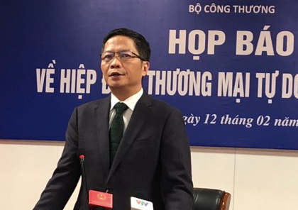 Bộ trưởng Bộ Công Thương Trần Tuấn Anh phát biểu tại cuộc họp báo.