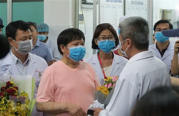 Bệnh nhân Li Ding (áo hồng) khi xuất viện. (Ảnh: Đinh Hằng/TTXVN)