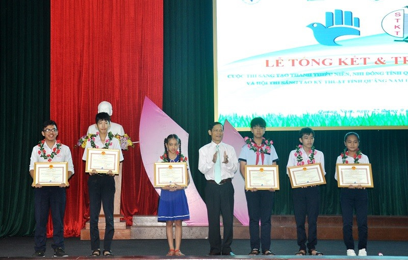 Trao giải cho các em học sinh đạt giải cao tại Cuộc thi sáng tạo thanh thiếu niên nhi đồng tỉnh lần thứ XII, năm 2019. Ảnh: M.L