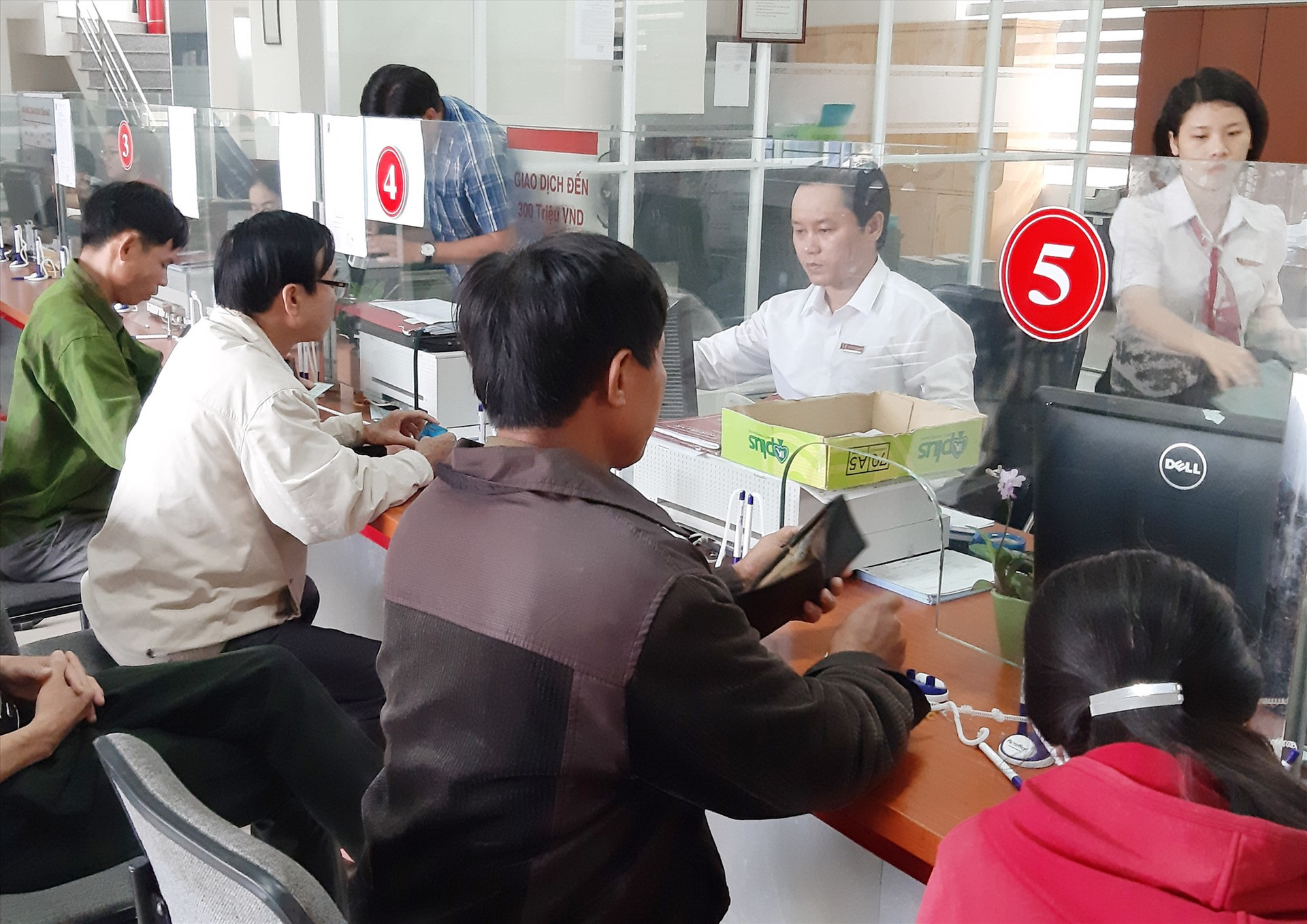 Agribank chi nhánh huyện Tiên Phước đang rà soát, nắm bắt tình hình sản xuất kinh doanh để hỗ trợ doanh nghiệp, người dân bị ảnh hưởng bởi dịch nCoV. Ảnh: VIỆT NGUYỄN