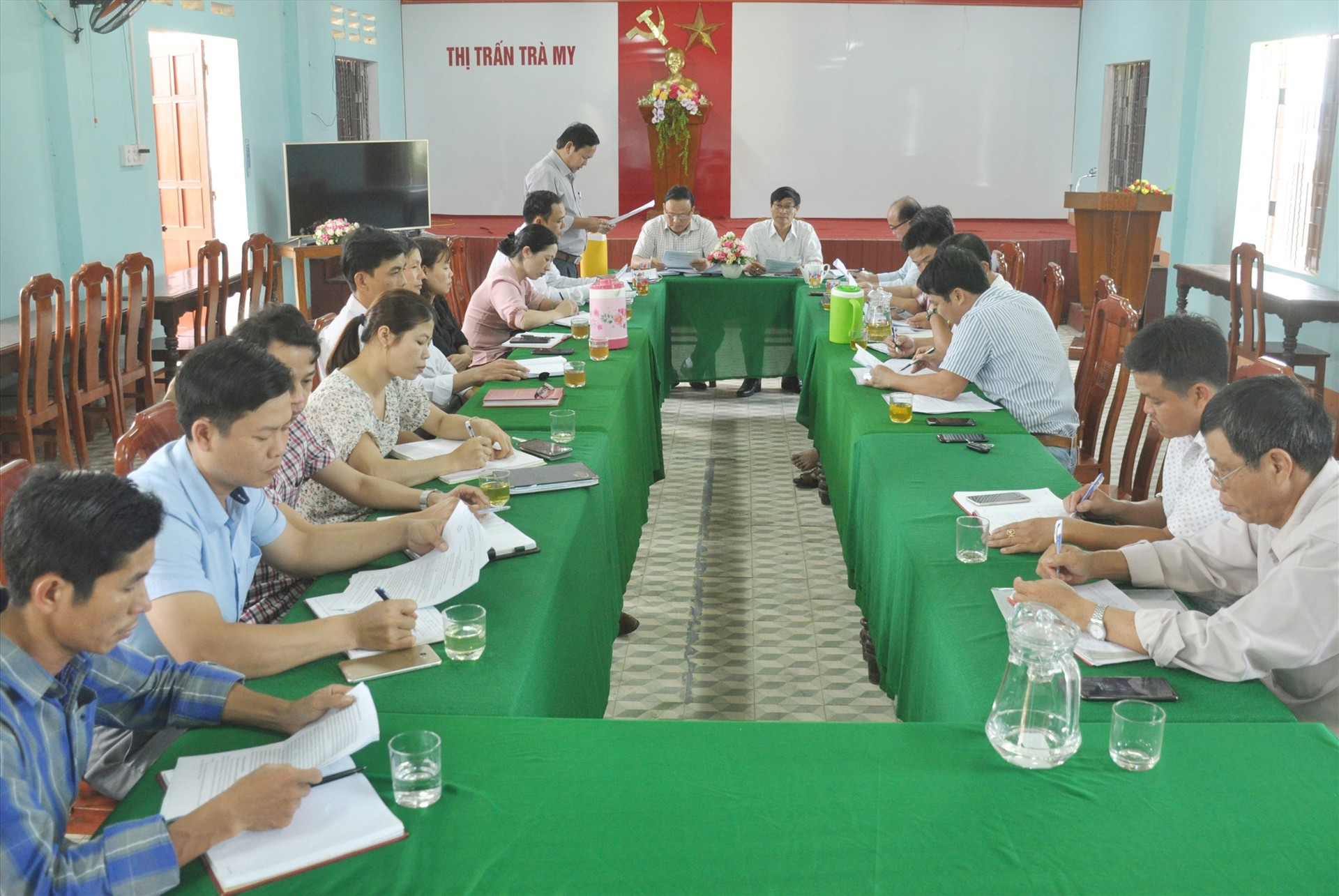 Tổ công tác của Huyện ủy Bắc Trà My kiểm tra công tác chuẩn bị đại hội điểm tại Đảng bộ thị trấn Trà My. Ảnh: N.Đ