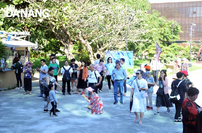 Sản phẩm du lịch phải tạo được sự khác biệt, độc đáo để thu hút khách. Trong ảnh: Du khách tham quan tại Bảo tàng Đà Nẵng. Ảnh: THU HÀ