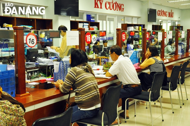 Bộ phận “Một cửa” của Sở Kế hoạch và Đầu tư ở Trung tâm hành chính thành phố đã giảm nhiều thủ tục hành chính cho người dân và doanh nghiệp.Ảnh: PHƯƠNG UYÊN