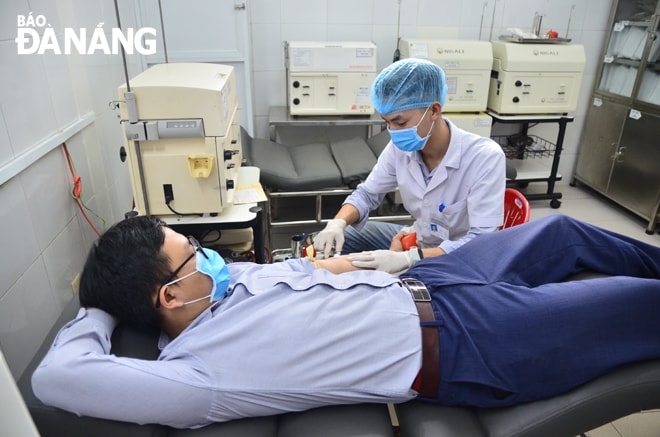 Người dân hiến máu tại Khoa Huyết học - Truyền máu, Bệnh viện Đà Nẵng. Ảnh: XUÂN SƠN