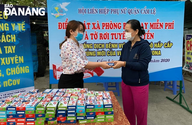 Hội LHPN quận Cẩm Lệ phát xà phòng miễn phí và tờ rơi tuyên truyền phòng, chống Covid-19. Ảnh: HUỲNH LÊ
