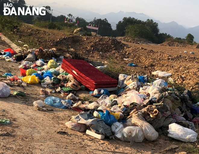 Nhà dân xây dựng ngày càng nhiều ở khu dân cư Lữ đoàn 532 giai đoạn 2. Tuy nhiên, khu vực này chưa có thùng rác, chưa có người thu gom rác nên rác thải được vứt tứ tung ở các khu đất trống.Ảnh: NGỌC ĐOAN