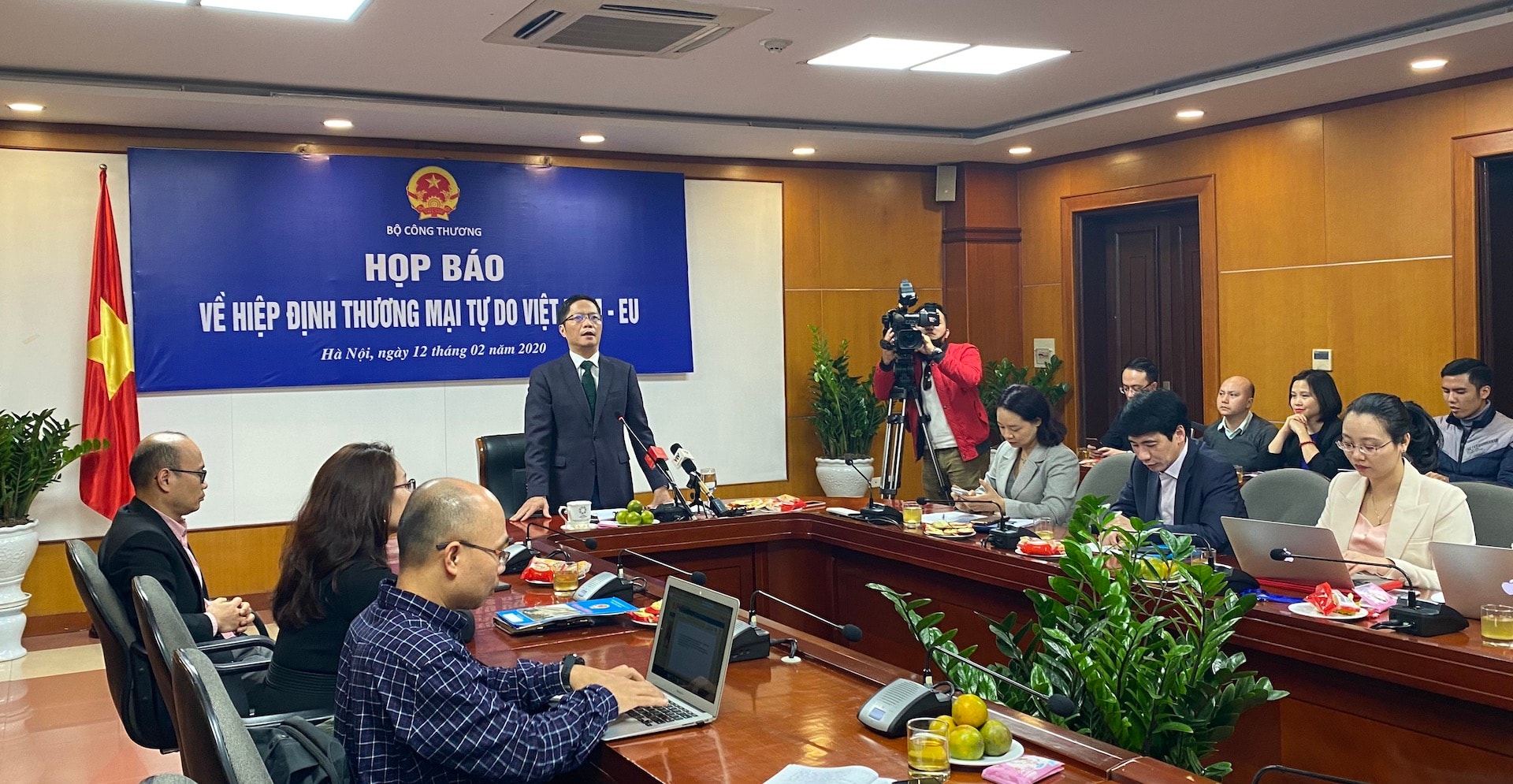 Bộ trưởng Trần Tuấn Anh công bố thông tin về kết quả bỏ phiếu của Nghị viện châu Âu chính thức thông qua EVFTA tối ngày 12-2. Ảnh: VGP/Phan Trang.