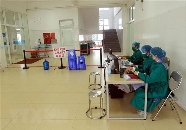 Các bác sỹ túc trực sẵn sàng cách ly các đối tượng nhiễm bệnh COVID-2019. (Ảnh: An Đăng/TTXVN)