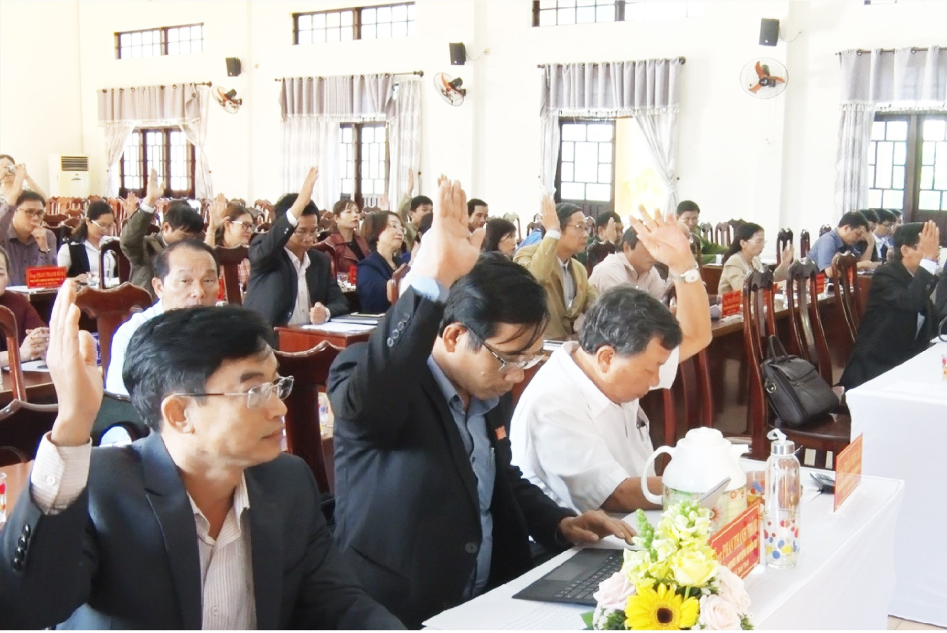 Các đại biểu HĐND huyện biểu quyết thông qua Nghị quyết miễn nhiệm các chức danh do HĐND huyện bầu.