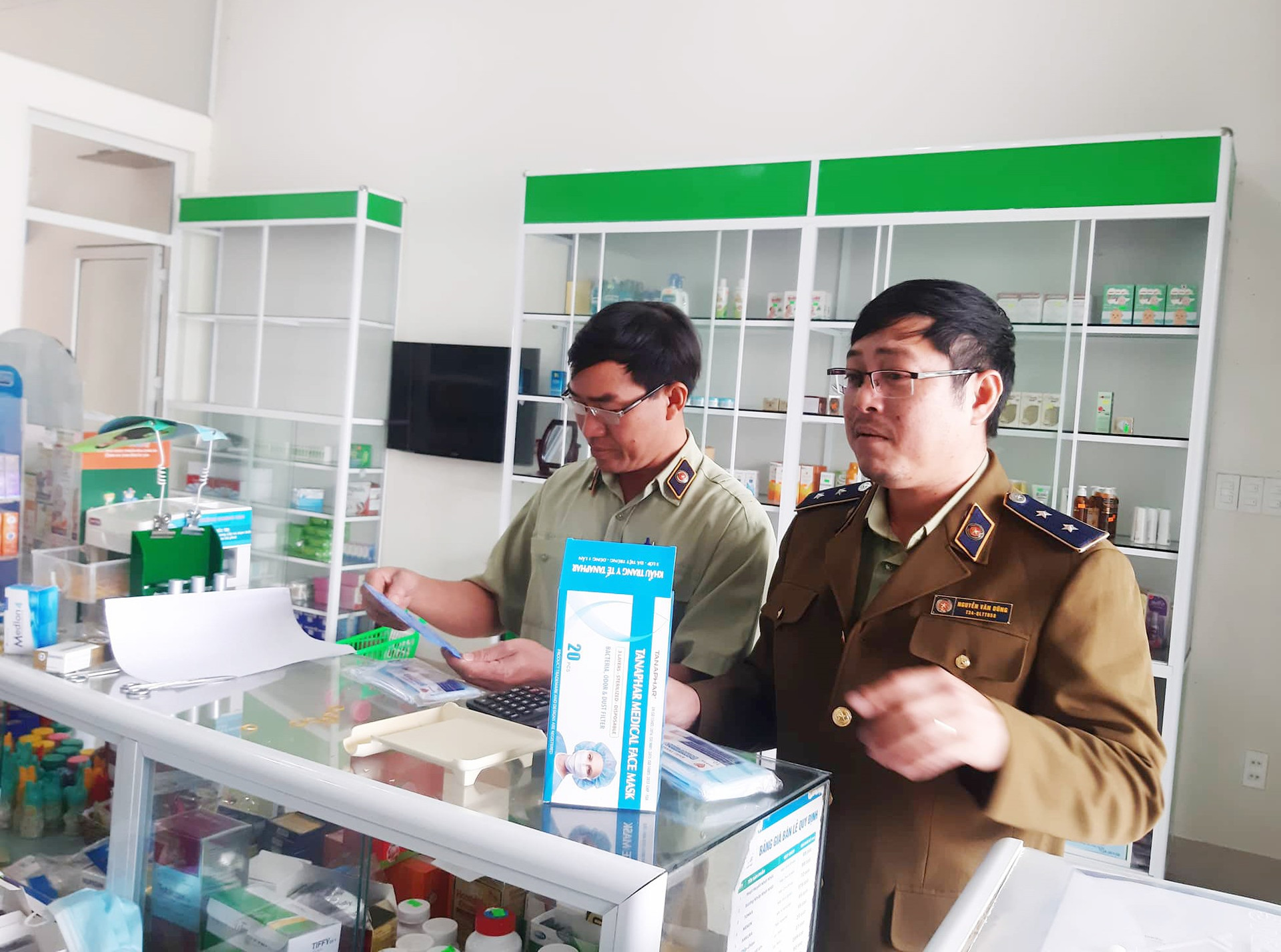 Lực lượng quản lý thị trường Quảng Nam kiểm tra việc niêm yết giá tại các nhà thuốc ở TP.Tam Kỳ. Ảnh: THANH THẮNG