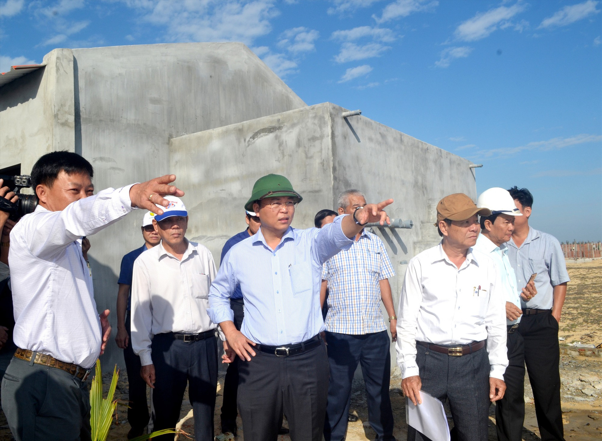 Chủ tịch UBND tỉnh Lê Trí Thanh đi kiểm tra thực địa Khu sản xuất, kiểm định giống thủy sản Quảng Nam. Ảnh: VIỆT NGUYỄN