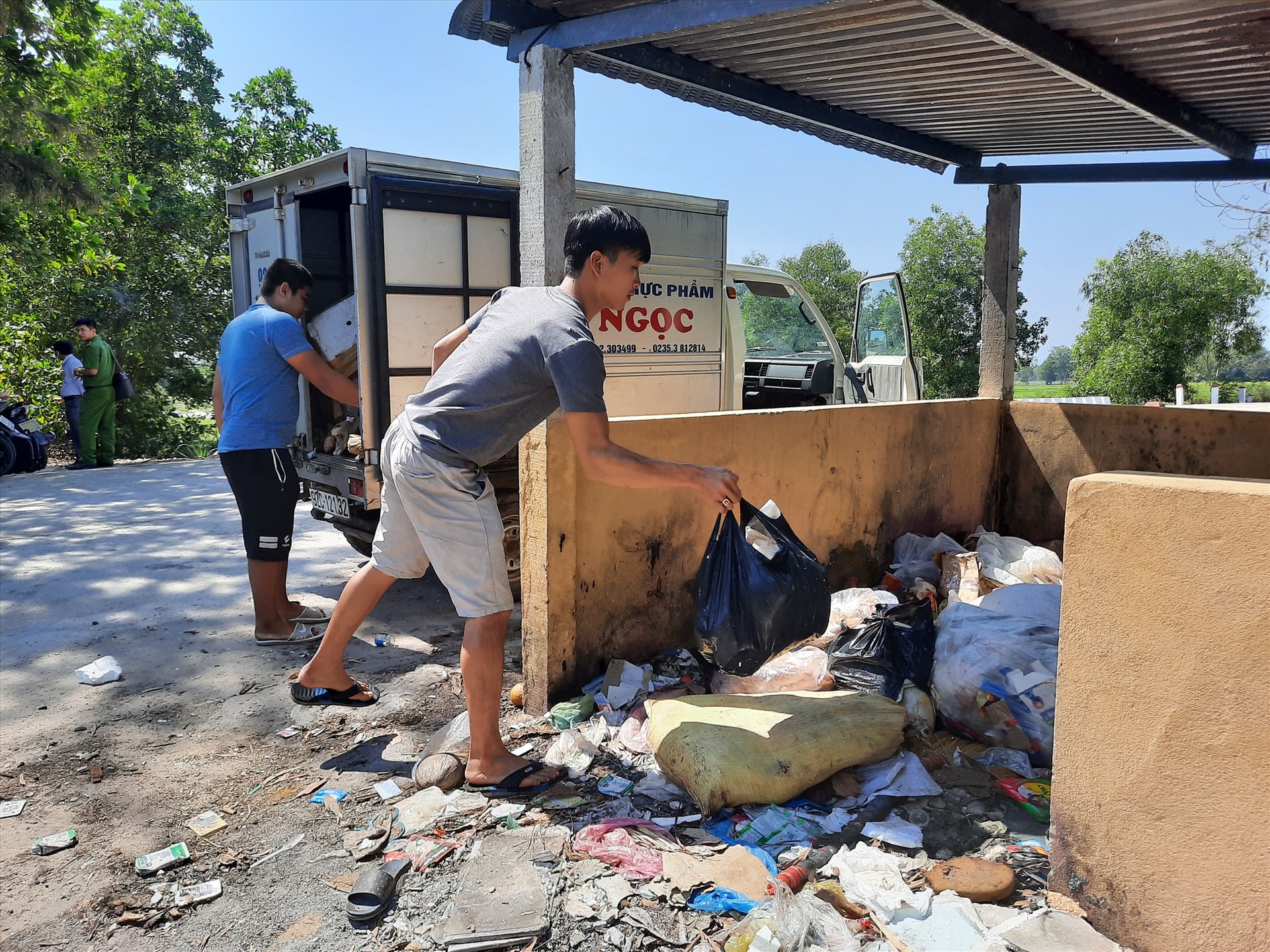 Hai đối tượng Kiệt, Tây đổ thực phẩm thối rửa ra môi trường tại cầu Khe Hộp thì bị lực lượng chức năng bắt quả tang. Ảnh: Đ.Q