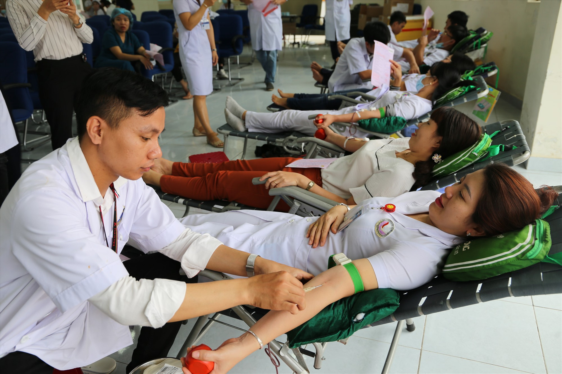 Cán bộ, nhân viên Bệnh viện Đa khoa Trung ương Quảng Nam hiến máu tình nguyện vào ngày 10.2 vừa qua. Ảnh: LÊ PHƯƠNG THẢO